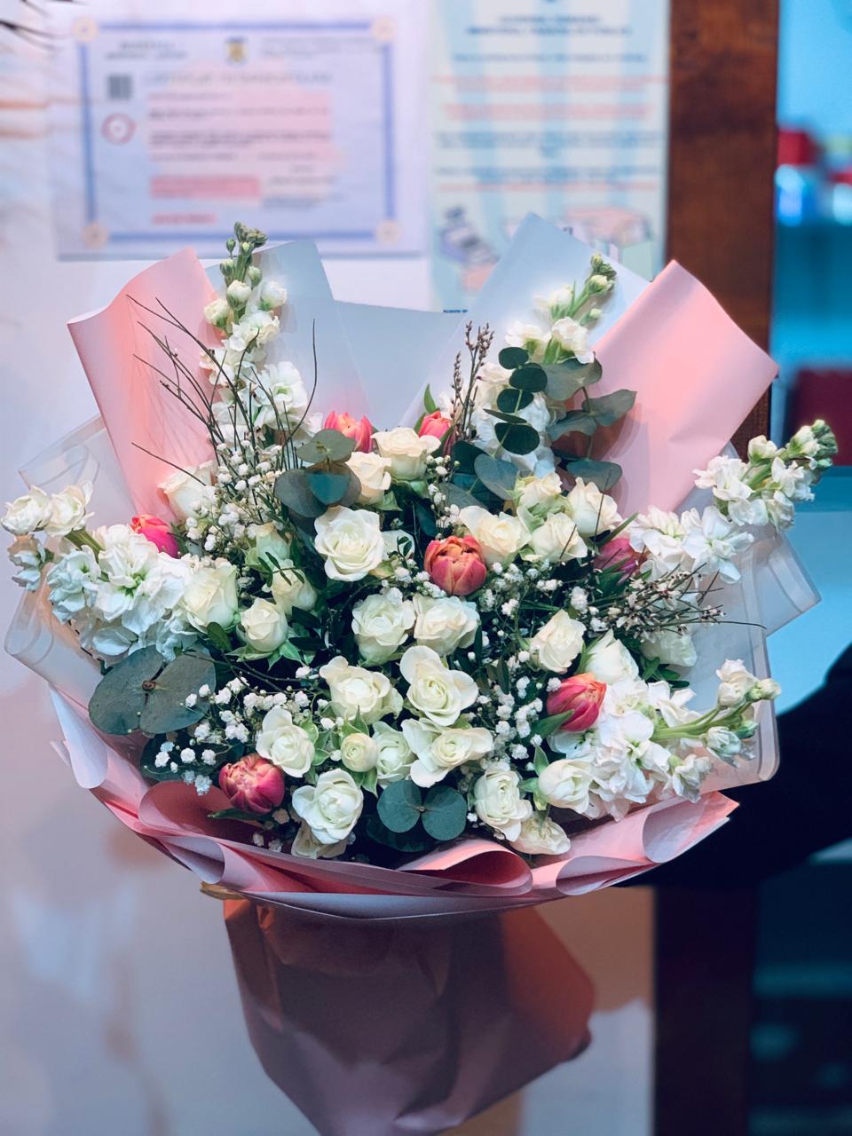 Buchet Trandafiri Albi cu Lalele și Matthiola Bloom №15